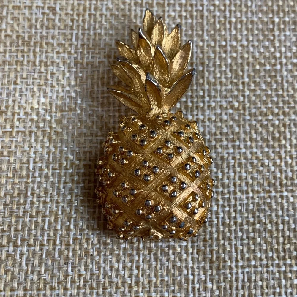 Vintage Gold Tone Pineapple Brooch Pin Textured Tropical Hospitality Symbol